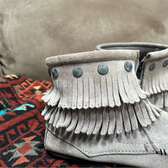 Minnetonka Double Fringe Side Zip Boot Tan - Size 9 - Picture 6 of 8